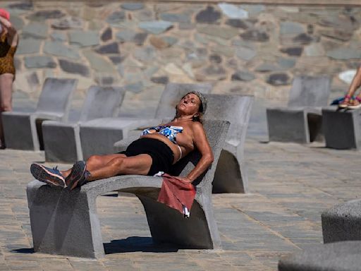 Tourists soak up sun as Mediterranean enjoys end of heatwave