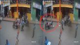 Policía de tránsito tumbó a pareja de motociclistas que no frenó en un retén y todo quedó en video: “parrillera se salvó de milagro”