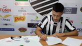 Kauan Gomes assina primeiro contrato profissional com Comercial