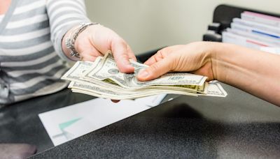 I’m a Bank Teller: 4 Reasons You Should Withdraw Your Savings Right Now
