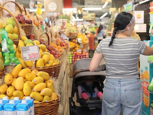 'I had to downgrade my life' - US workers in debt to buy groceries
