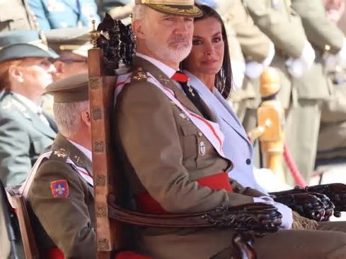 Felipe VI jura bandera 40 años después de su ingreso en la AGM con la Princesa Leonor como testigo