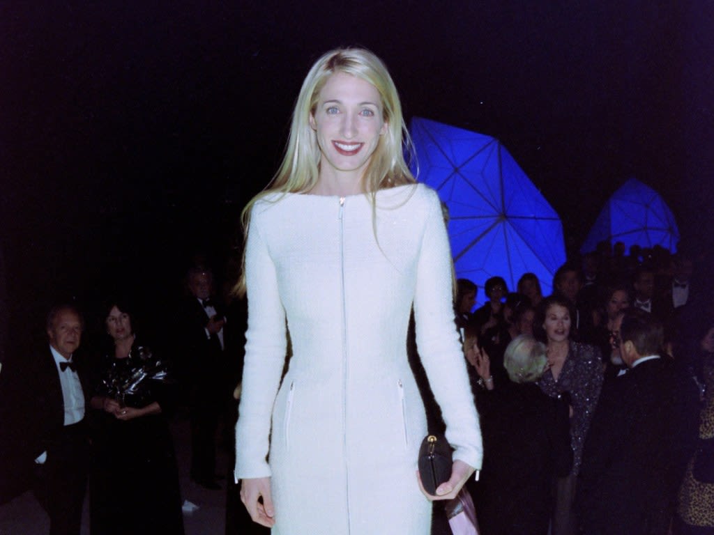 Carolyn Bessette's Image Changed Dramatically Once She Began Dating JFK Jr. & Her Friends Hated It