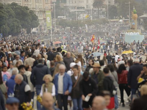 El fuego brilla en una noche brumosa de San Juan con 160.000 personas en A Coruña