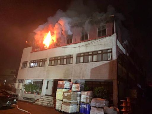 蘆竹工廠宿舍暗夜竄大量火煙 1男性員工嗆傷送醫 - 社會