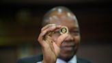 Monedas de oro en Zimbabwe: la inédita medida de un país con “hiperinflación crónica” y que se está quedando sin dólares