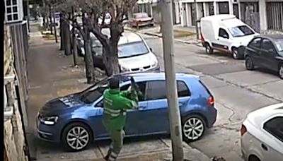 Homem usa vassoura para impedir que criminosos roubem carro de vizinho, na Argentina