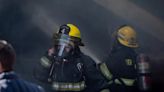 El fuego destruyó una panadería en Guaymallén y un bombero cayó del techo mientras intentaba apagarlo | Policiales