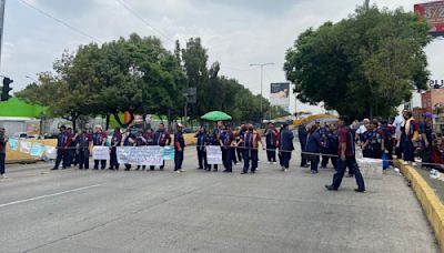 Trabajadores del IPN mantienen bloqueo para exigir pago de su salario