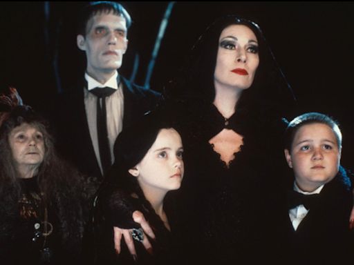 Pura nostalgia: Christina Ricci y Anjelica Huston se reúnen con los actores de Los locos Addams, 33 años después del estreno de la película