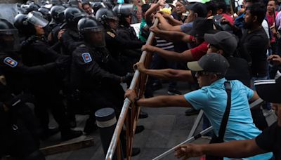 CNTE rompe cerco en Palacio; choca con Policía