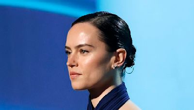 Daisy Ridley stuns in a chic sleeveless blue gown at the ESPYs