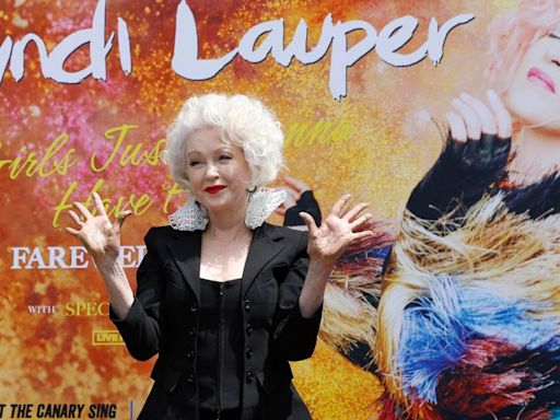 Cyndi Lauper plasma las huellas de sus manos y pies en el Paseo de la Fama de Hollywood