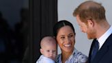 Filhos de Harry e Meghan ganham títulos oficiais de príncipe e princesa