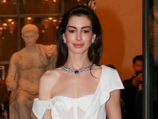 El elegante vestido viral de Anne Hathaway puede ser tuyo por $158