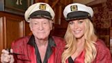 Una conejita de Playboy acusó a la viuda de Hugh Hefner de drogar al magnate para sacarle dinero