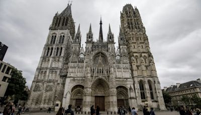 Controlado el incendio que se desató en la flecha de la catedral de la ciudad francesa de Ruán