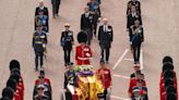 Milhares de pessoas visitam caixão da rainha Elizabeth em velório público em Londres