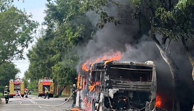 台中公車行駛中起火燒到剩骨架！ 生產地是中國