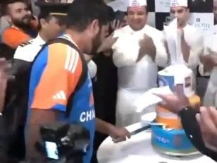 Virat Kohli, Rahul Dravid and Rohit Sharma cut special cake at the ITC Maurya in Delhi