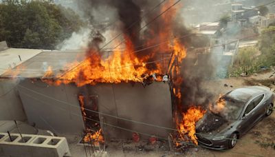 Conecta su Tesla al poste con 'diablitos': quema su casa y su auto en Tijuana