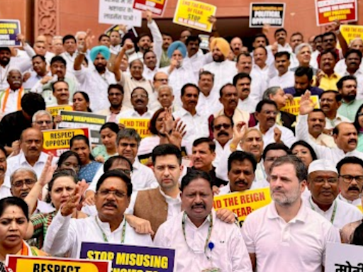 'Bhaajpa mei jaao bhrashtachar ka licence pao ...': Opposition stages protest in Parliament against alleged central agencies' 'misuse'