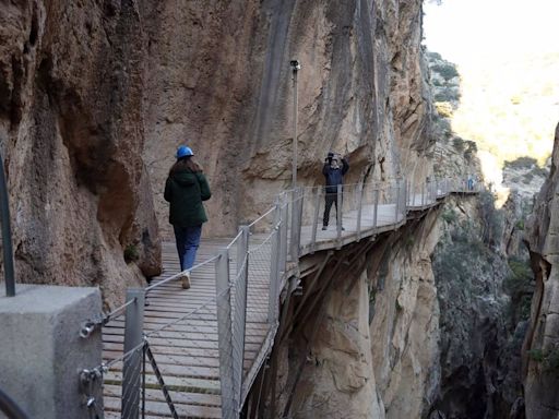 Evacuado en helicóptero al hospital tras sufrir una caída por un desnivel de 20 metros en el Caminito del Rey