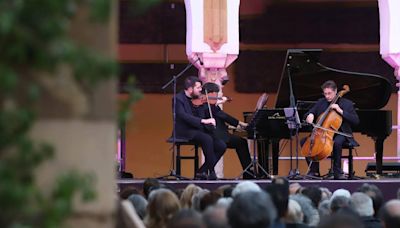 El Trío Arbós llena de música el Patio de los Naranjos