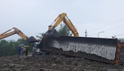 砂石車車斗傾覆重壓車頭 駕駛命危送醫