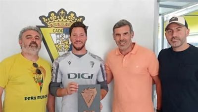 Ledesma recibe el premio al mejor jugador del Cádiz CF 2022-2023 de la Peña Sector Búlgaro