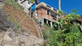 Obra feita com ajuda de técnicas de alpinismo acaba com despejo irregular de esgoto no Lins | Rio de Janeiro | O Dia