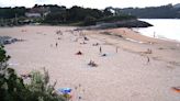 Arnuero empieza a cobrar y controlar el aparcamiento en el entorno de la playa de La Arena