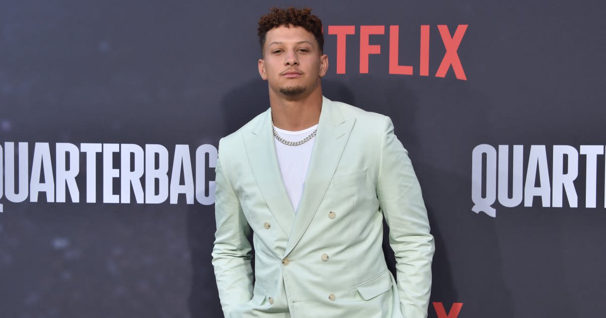 Logan Paul Brings Patrick Mahomes to WWE Draft on Monday Night Raw