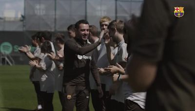 Los jugadores del Barcelona reciben la visita de del equipo Fundació Barça Genuine - MarcaTV