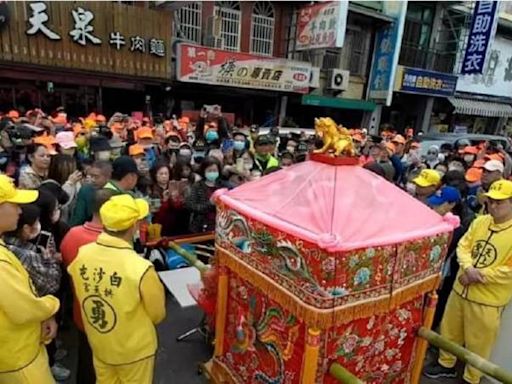 白沙屯媽祖/黑衣人跪拜求賜福...媽祖「繞道離開」 廟方曝原因：不要攔轎！ | 中天新聞網