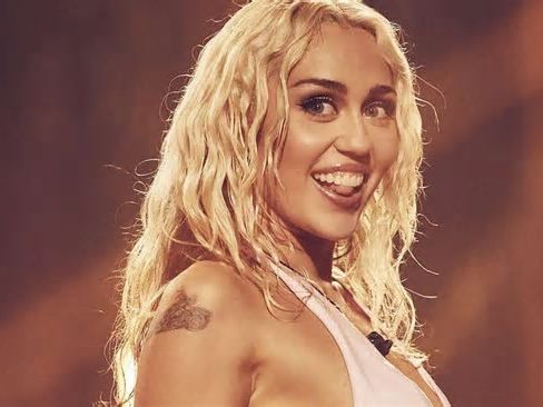 Miley Cyrus e quell’indimenticabile gesto provocatorio hot: durante un concerto mise il microfono proprio… lì! [FOTO]