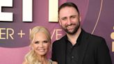 Glee's Kristen Chenoweth weds country musician in Texas ceremony