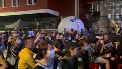 韓國瑜宣布刑法藐視國會罪三讀 場外群眾怒喊：「下台！」