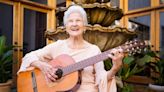 ‘Cuando canto, recorro mi isla’. Cubana de 95 años nominada al Grammy como artista revelación