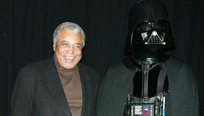 Muere James Earl Jones, el actor que le dio su icónica voz al personaje de Darth Vader de "Star Wars"