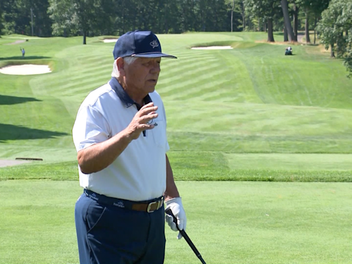 Golf legend Lee Trevino offers swing lessons while promoting a good cause