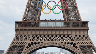 Alerta en París: evacuaron la Torre Eiffel por un escalador