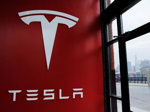 Tesla despide a 300 empleados contratados en Alemania en medio de los recortes de empleo en curso Por Investing.com