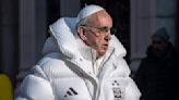 La verdad detrás de la curiosa foto del Papa Francisco y de la otra imagen con el abrigo de la selección argentina
