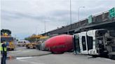 高雄水泥車翻覆！駕駛幸運輕傷 車身橫躺馬路混泥土流滿地畫面曝