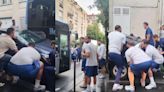 JO de Paris : quand l'équipe grecque de water-polo soulève des voitures pour faire passer son bus