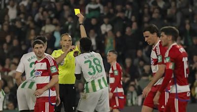 El árbitro que anuló un gol a Arezo contra el Betis, en el Cádiz - Granada