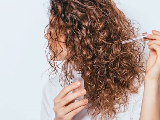 "50-50": el método clave para mantener el cabello con rulos hidratado y sin frizz