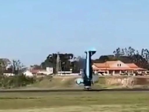 Vídeo: avião biplano dá 'cambalhota' ao pousar em aeroporto do Paraná