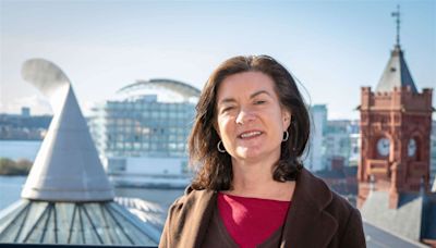 Eluned Morgan in race to replace Welsh FM Vaughan Gething